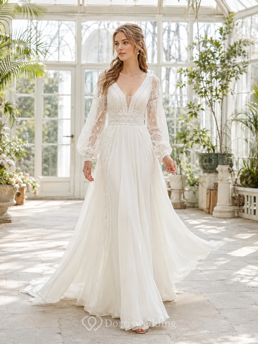 Robe de mariée en mousseline à manches longues, col en V, coupe trapèze, dos nu plongeant et traîne.