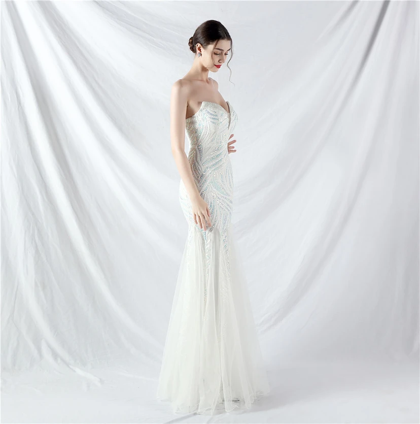 Schwer gearbeitetes, perlenbesetztes Abendkleid aus Netzgewebe mit superdichter Paillettenbesatz view 31