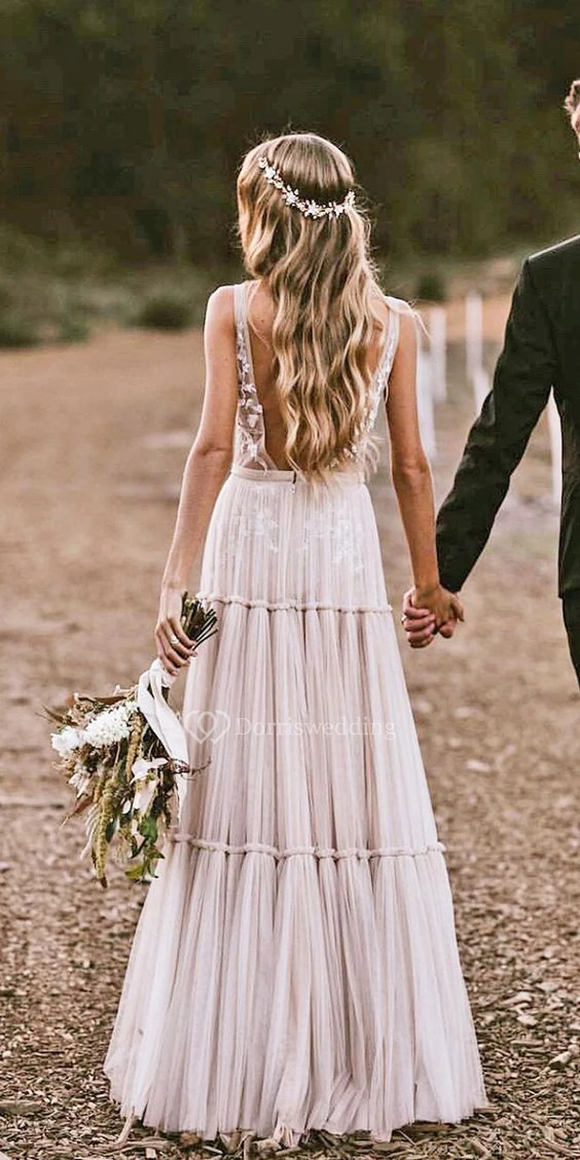 Robe de mariée bohème à décolleté plongeant, sans manches, empire, en tulle superposé et dentelle plissée view 2