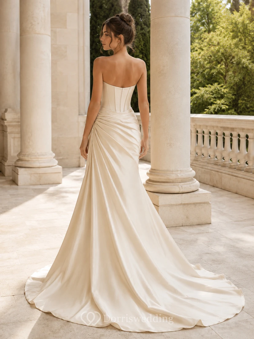 Robe de mariée sirène en satin champagne sans bretelles et corset drapé view 2
