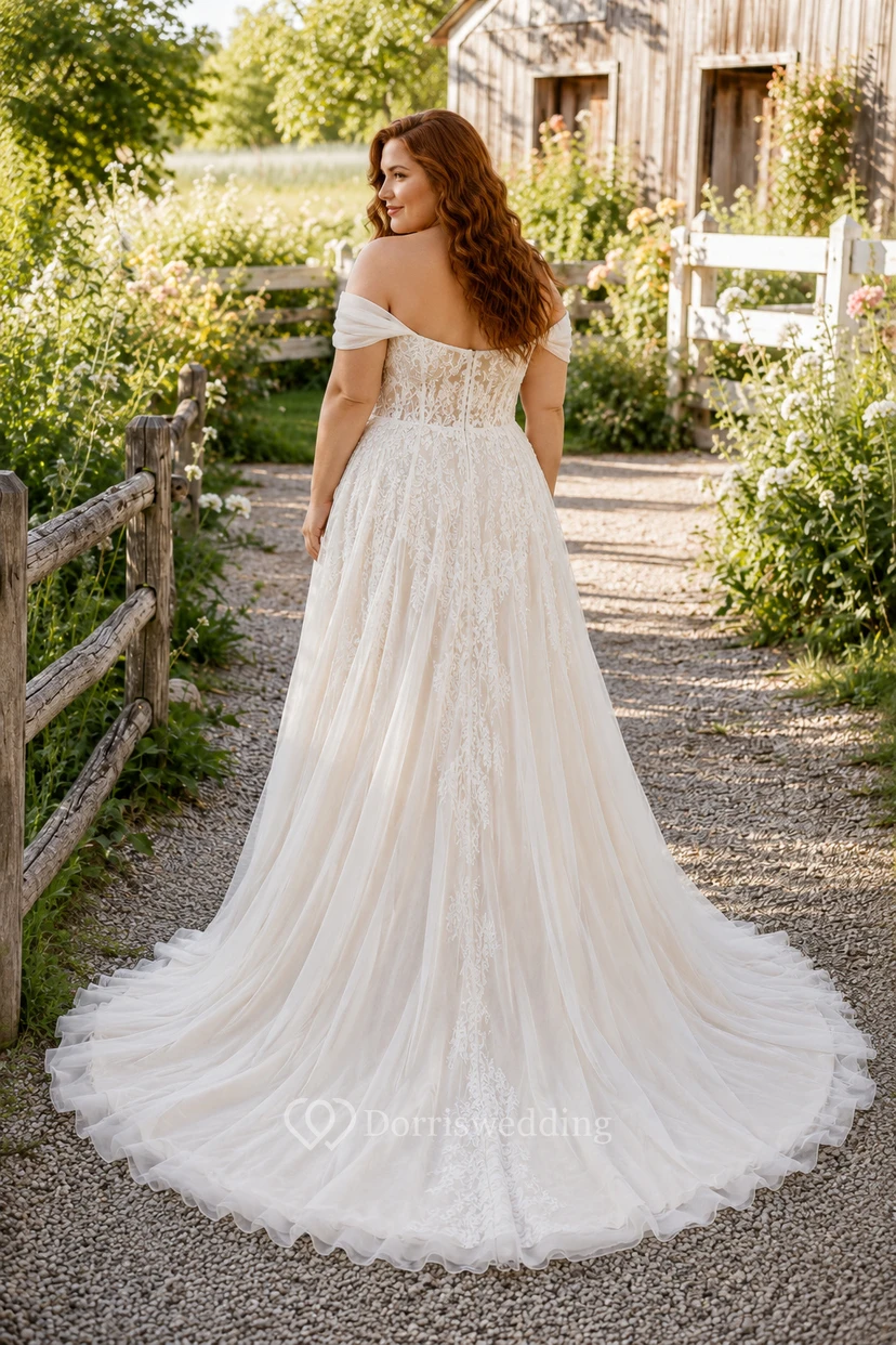 Robe de mariée grande taille en dentelle et tulle, coupe trapèze, épaules dénudées et traîne chapelle view 2
