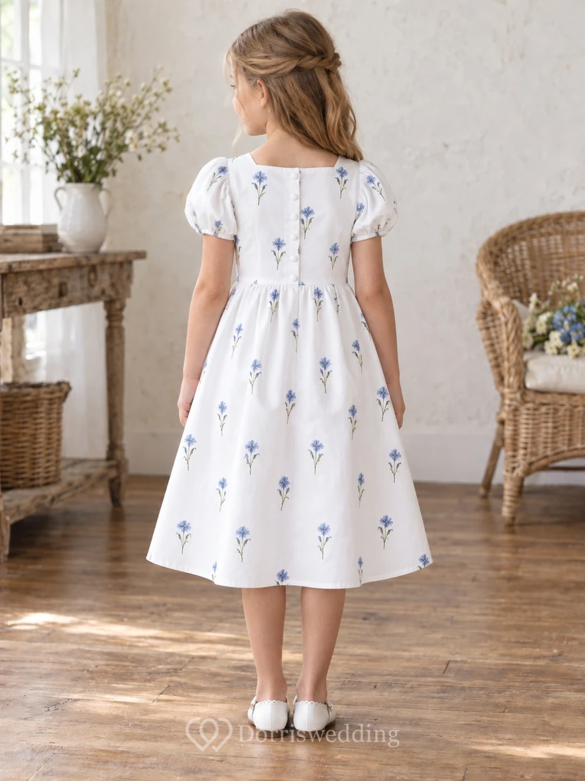 Schlichtes weißes, teelanges Blumenmädchenkleid mit eckigem Ausschnitt, abgerundeten Puffärmeln und verzweigtem, blau-floralem Saum in A-Linie view 2