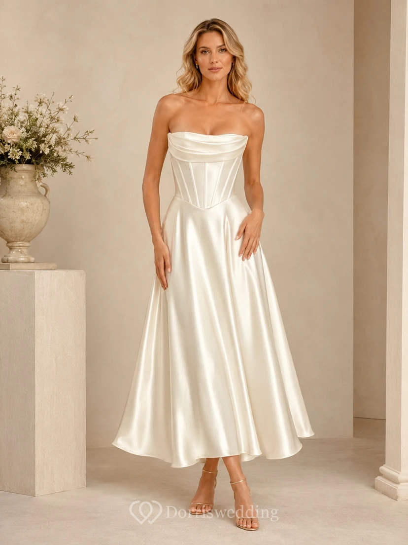 Robe de cocktail civile simple, bustier blanc en satin, coupe trapèze, longueur thé, sans bretelles, en satin.