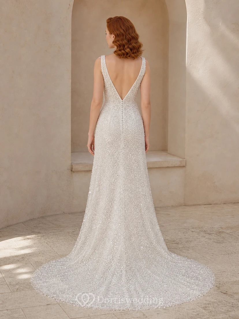 Vestido de novia largo hasta el suelo, de corte recto, escote en V y sin mangas, con brillo intenso y lujoso. view 2