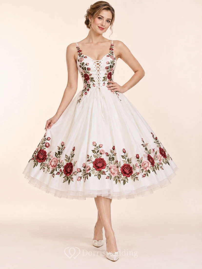 Vestido de novia vintage de corte A con escote corazón, tirantes finos, corsé de tul bordado con rosas y largo hasta la rodilla.