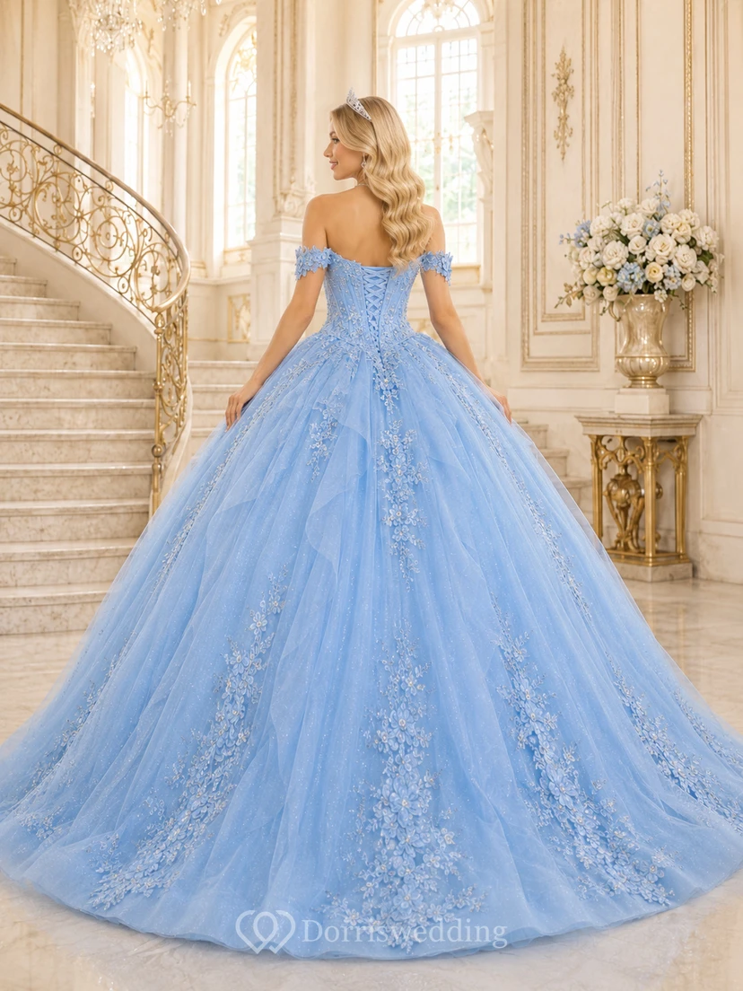 Vestido de quinceañera azul cielo con escote corazón, hombros descubiertos, encaje, apliques de cuentas, corsé en la espalda y cola catedral. view 2