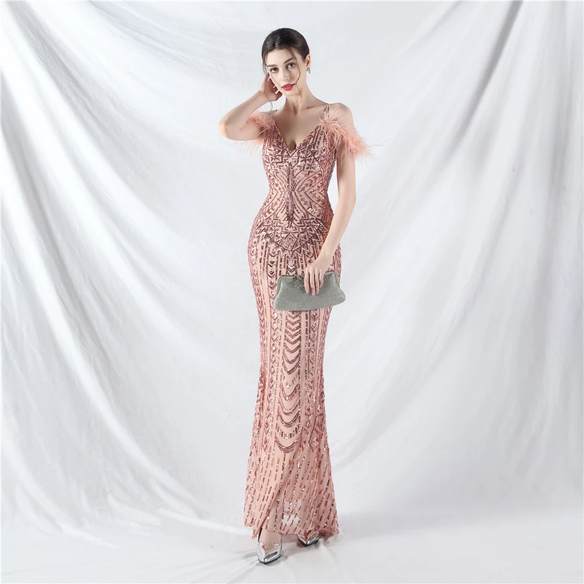 Robe de soirée haut de gamme ornée de perles florales et de plumes d'autruche. view 94