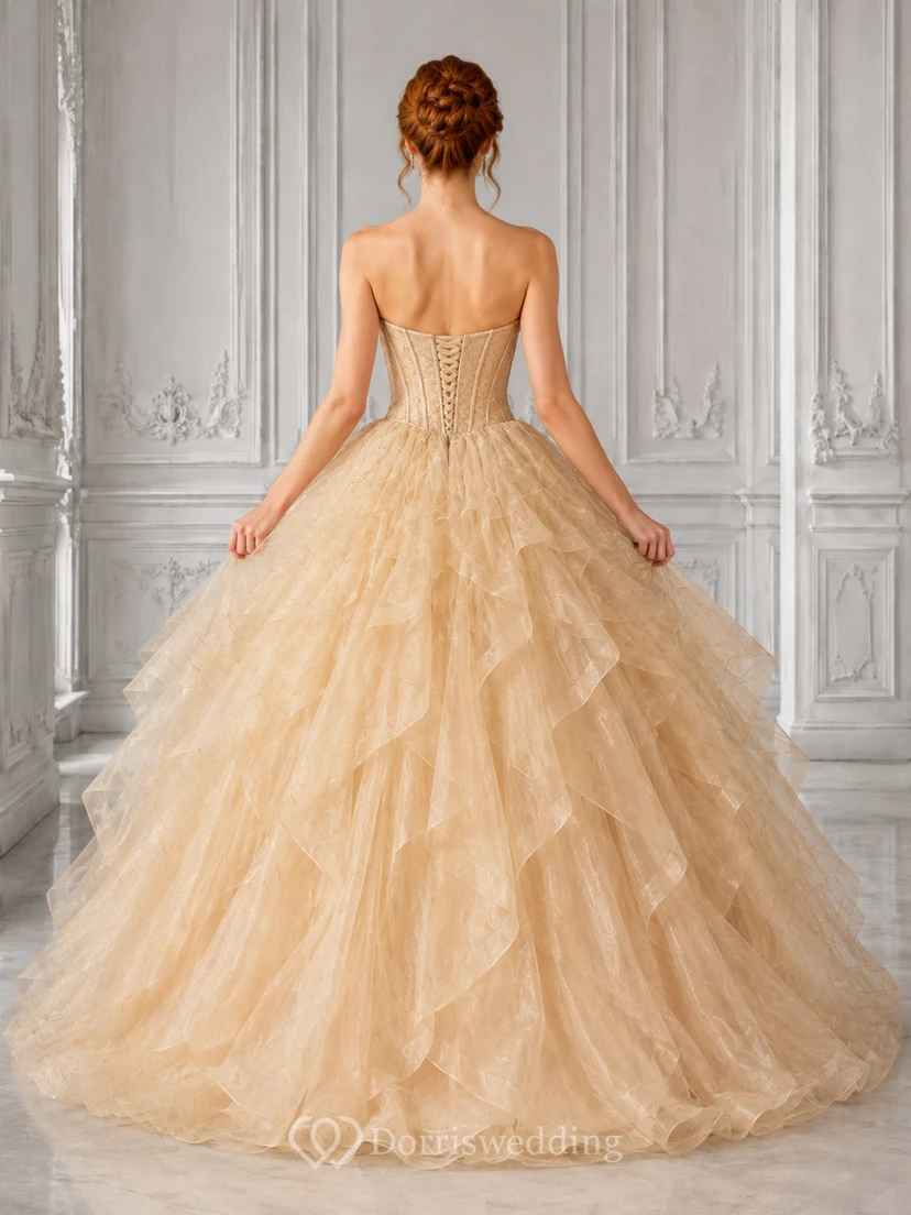 Vestido de quinceañera de lujo Golden Tempest Gold Ball Gown, largo hasta el suelo, sin tirantes y de organza. view 2