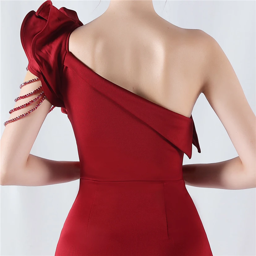 Vestido de noche con cuello oblicuo, hombros con estampado de hojas de loto, bordado artesanal y diamantes, ideal para la celebración de la reunión anual. view 26