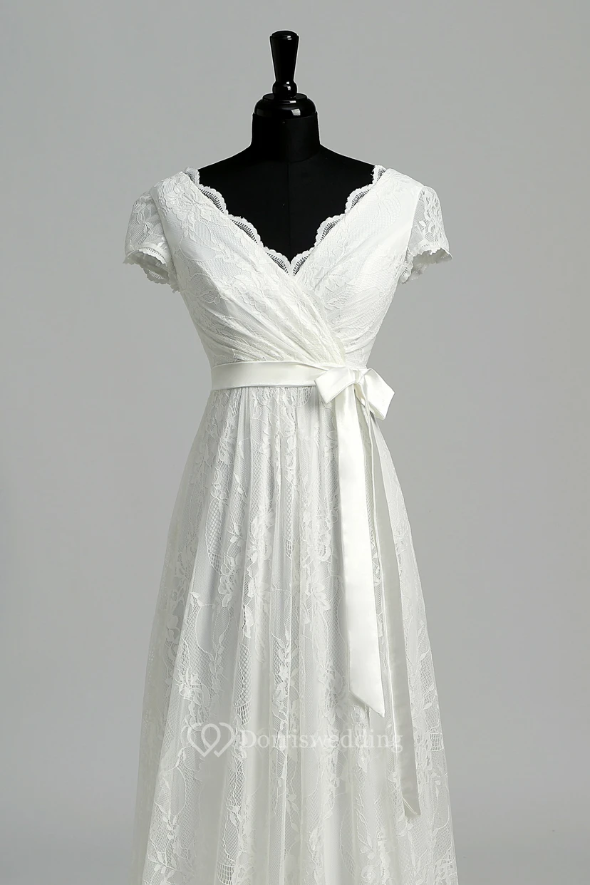 Robe de mariée en dentelle, coupe trapèze, décolleté en V festonné, manches courtes illusion, longueur au sol view 10