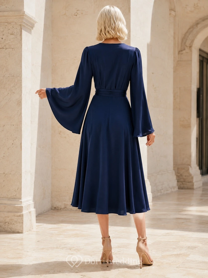 Vestido largo de gasa azul marino con escote en V y mangas acampanadas hasta la rodilla. view 2