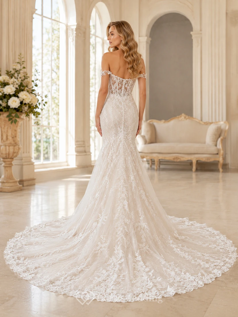 Robe de mariée sirène en dentelle noble, épaules dénudées, manches courtes, traîne chapelle, applications florales, style jardin view 2