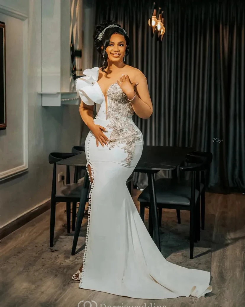 Robe de mariée glamour asymétrique en satin ornée de perles