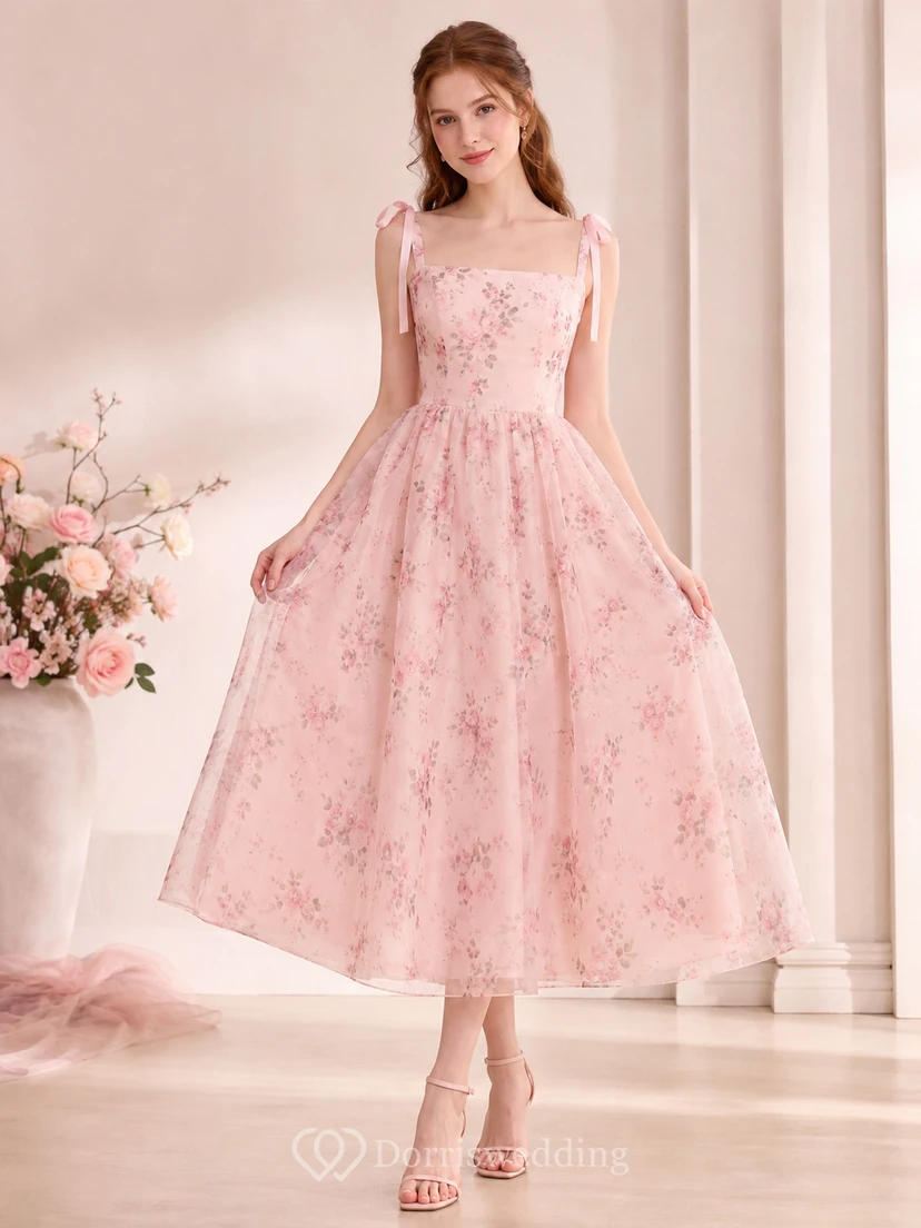 Robe de soirée en tulle rose poudré à encolure carrée sans manches et longueur thé, ornée de fleurs et d'un col carré.