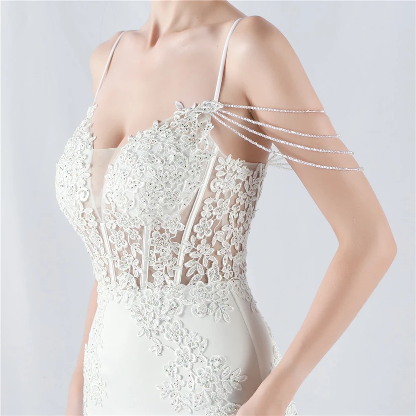Robe de soirée à col montant en dentelle et perles, ornée d'un gilet à chevrons et d'un haut en dentelle. view 99