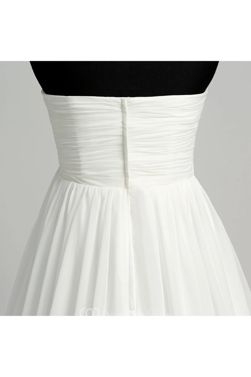 Robe de mariée en mousseline de soie, coupe trapèze, décolleté cœur sans manches, longueur au sol, avec traîne courte. view 8