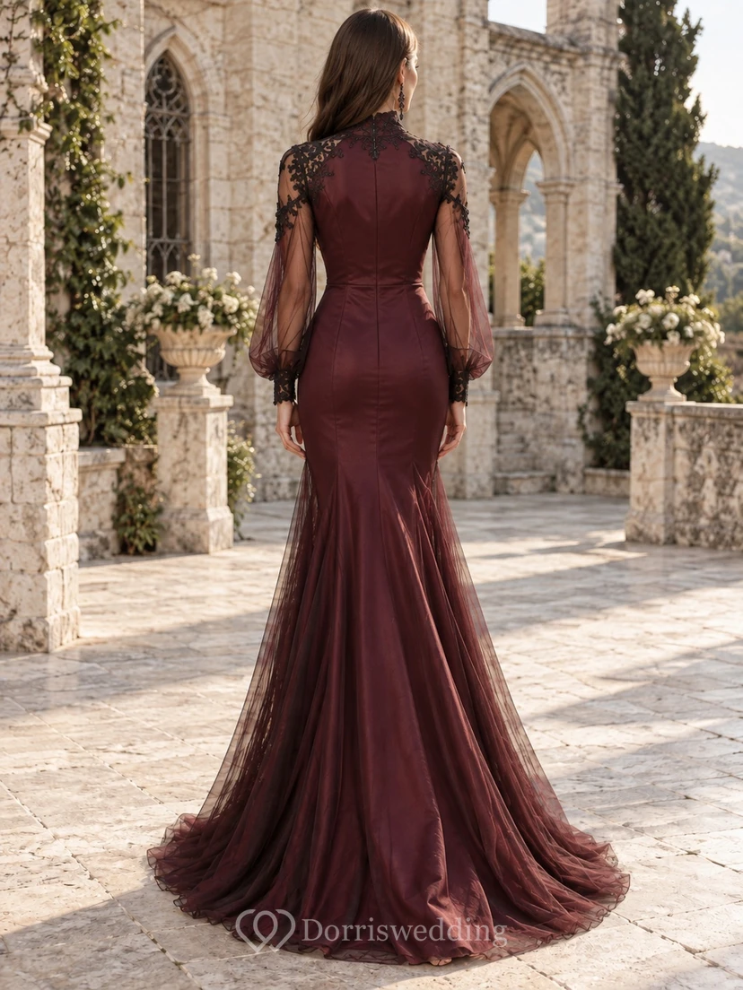 Hochgeschlossenes, langärmeliges Meerjungfrauen-Brautjungfernkleid aus burgunderrotem Satin mit Spitze und Illusion-Effekt im Gothic-Stil view 2