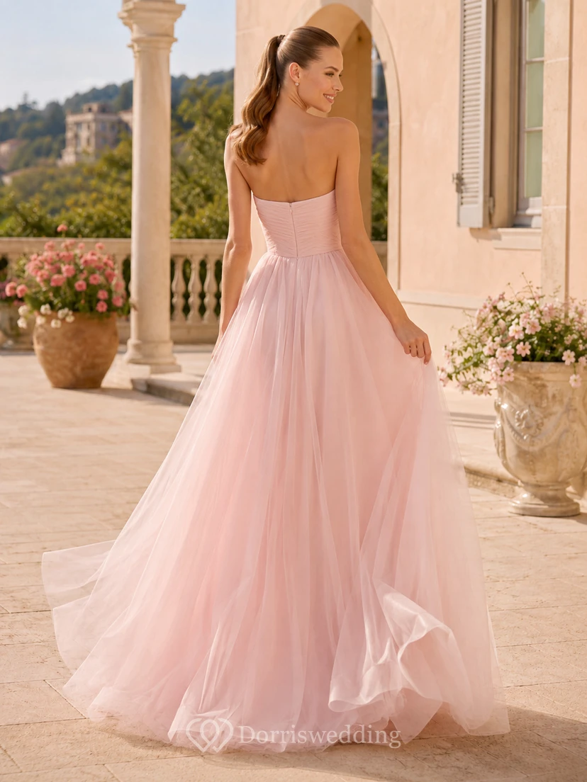 Robe de mariée en tulle rose poudré à fines bretelles, décolleté cœur et nœud oversize, coupe trapèze, bretelles spaghetti et bustier. view 2