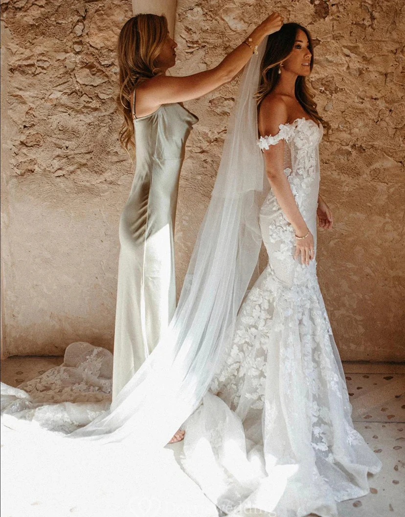 Robe de mariée sirène bustier en dentelle avec appliqués floraux view 4
