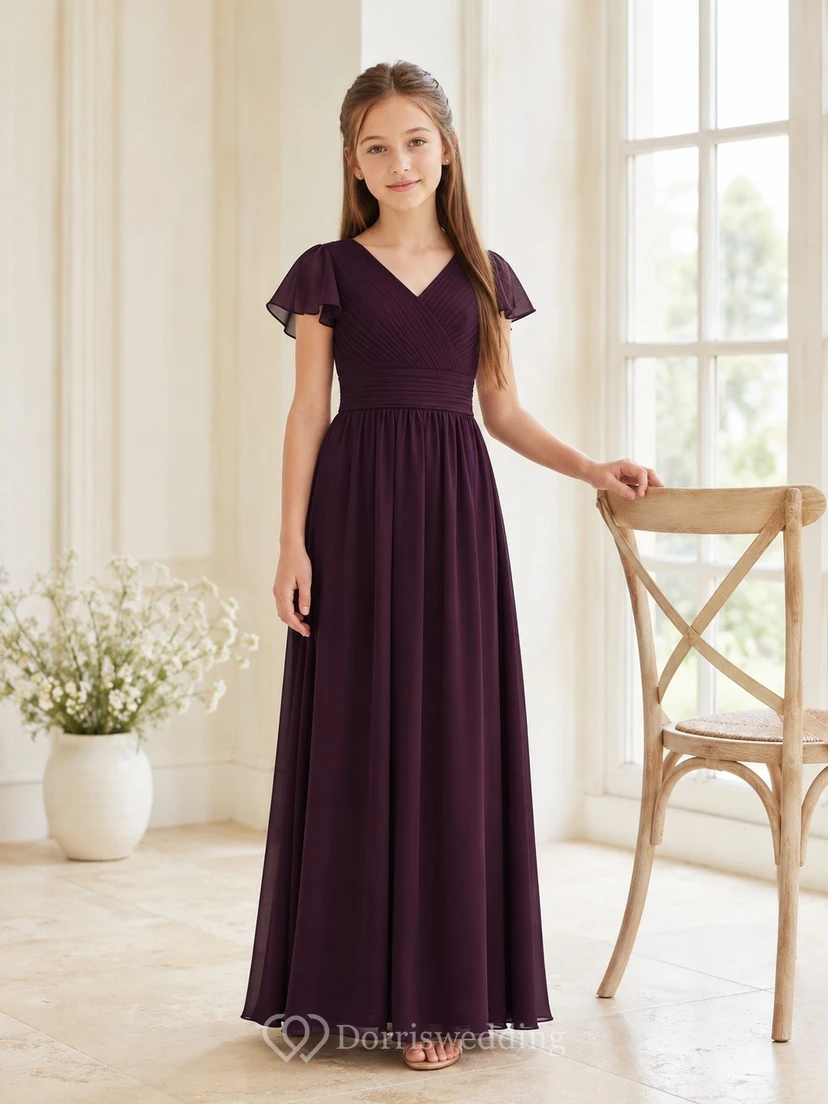 Elegantes Brautjungfernkleid in Pflaumenfarbe, A-Linie, V-Ausschnitt, kurze Ärmel, aus blütenförmigem Chiffon