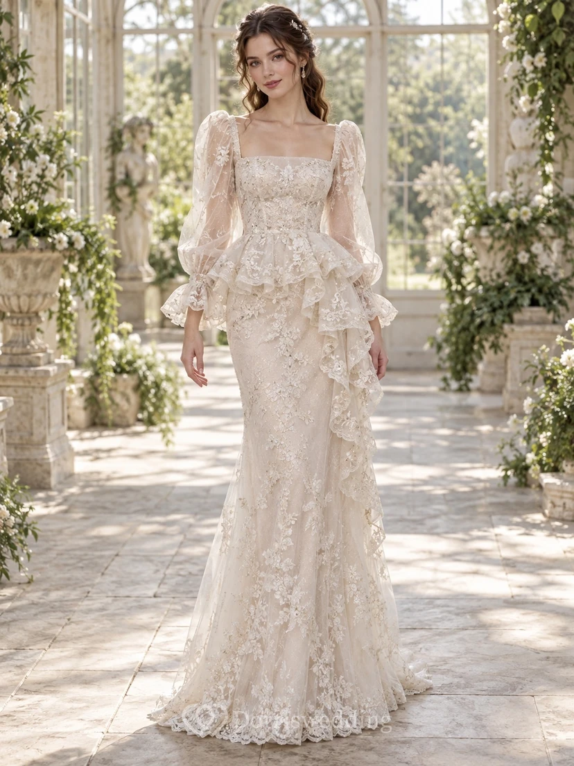 Robe de mariée fourreau en dentelle à manches longues, col carré et basque à volants cascade, avec basque et décolleté péplum.