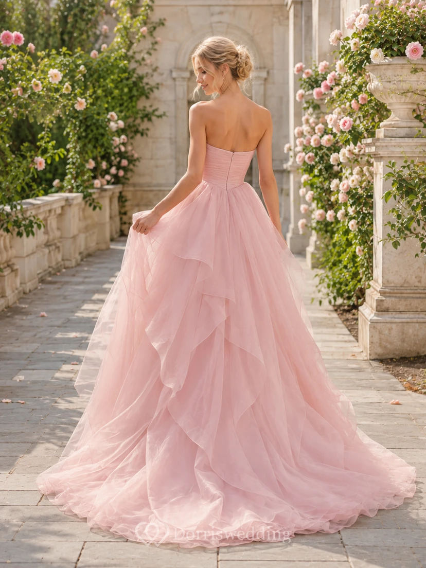 Robe de mariée bustier rose poudré à volants en tulle et nœud cascade view 2