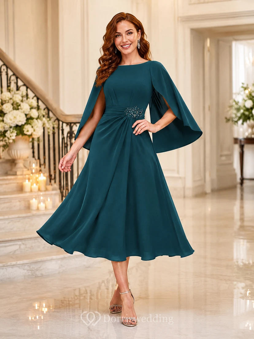 Vestido de invitada de té con cuello barco y mangas tipo capa con cuentas, estilo pavo real.