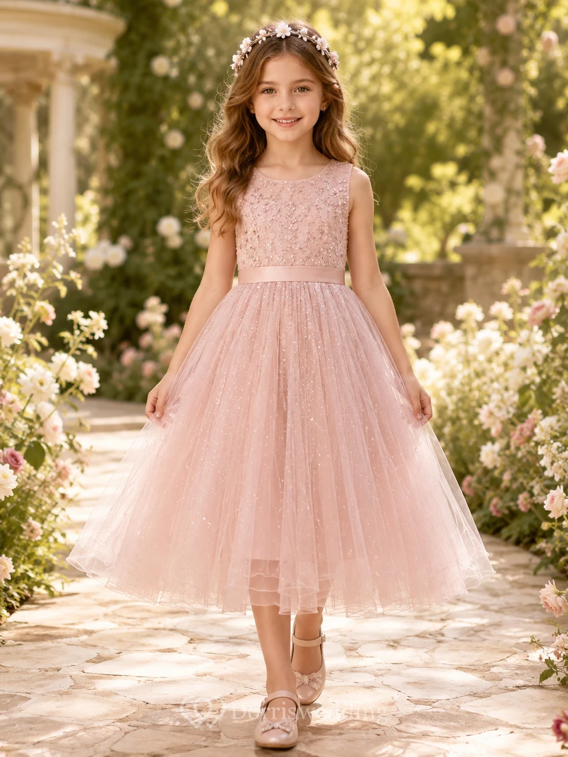 Robe de demoiselle d'honneur en dentelle rose poudré et tulle, coupe trapèze, manches courtes, col rond, longueur thé