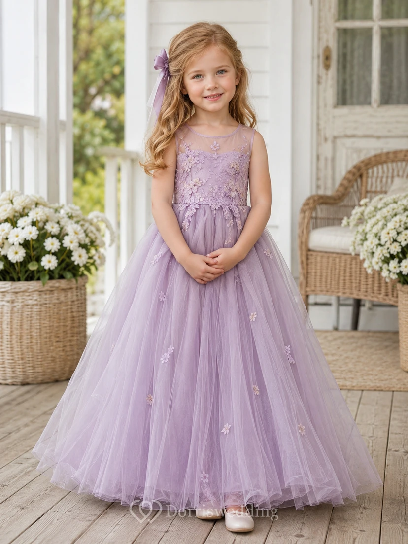 Vestido de niña de flores de tul y encaje lavanda con corte en A, mangas cortas, cuello redondo, falda a la rodilla y detalle de lazo.