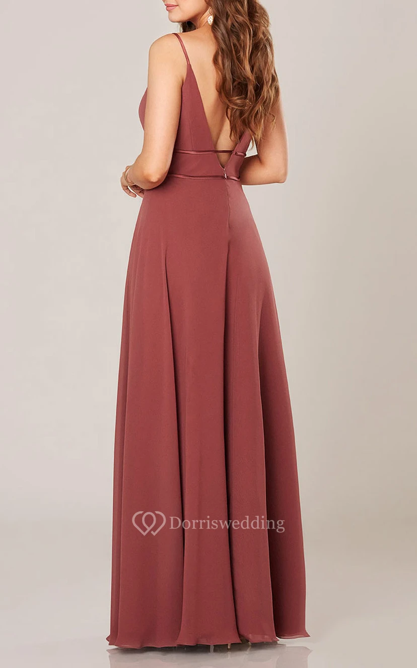 Robe de demoiselle d'honneur longue en mousseline, coupe trapèze, col en V, sans bretelles, ornée d'un ruban et d'un décolleté en V plongeant. view 3