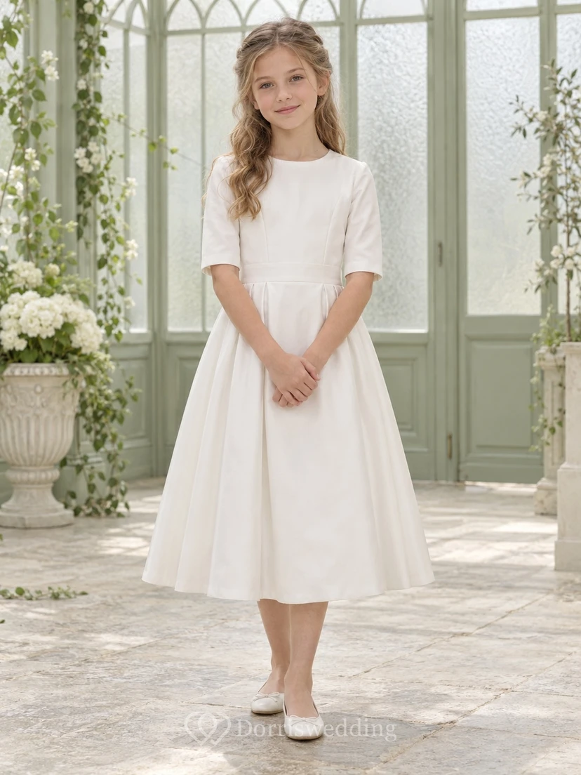 Schlichtes, schlichtes weißes, teelanges A-Linien-Kleid aus Satin mit Schmucksteinen, Ellbogenärmeln, breitem Taillenbund und seitlichen Falten.