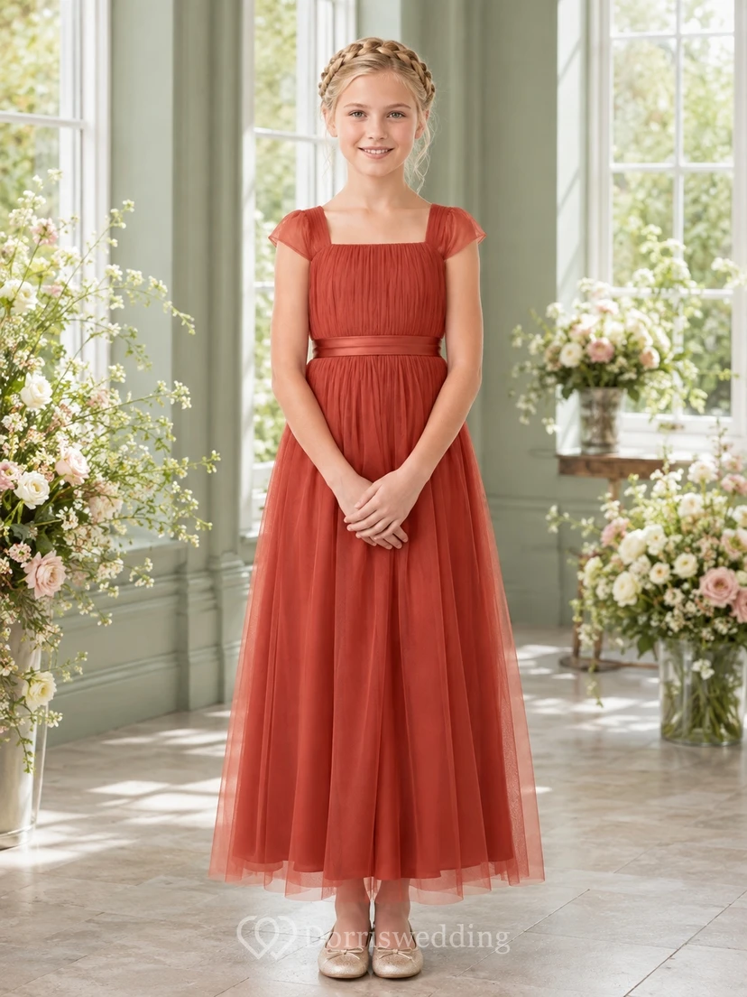 Vestido de dama de honor juvenil color bermellón, corte en A, largo hasta el suelo, manga corta cuadrada, detalle de gorro, estilo romántico.
