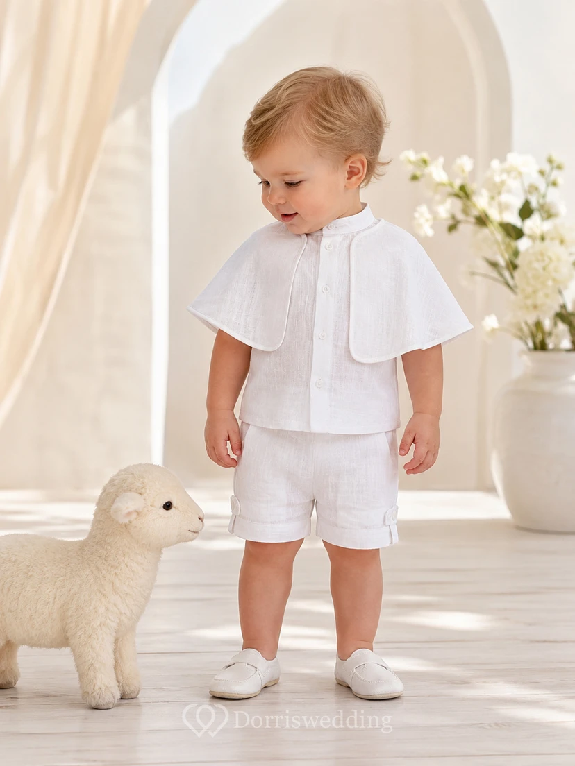 Sommerliches weißes Kurzarm-Leinen-Taufset mit Cape-Kragen und Shorts, geeignet für Babys.