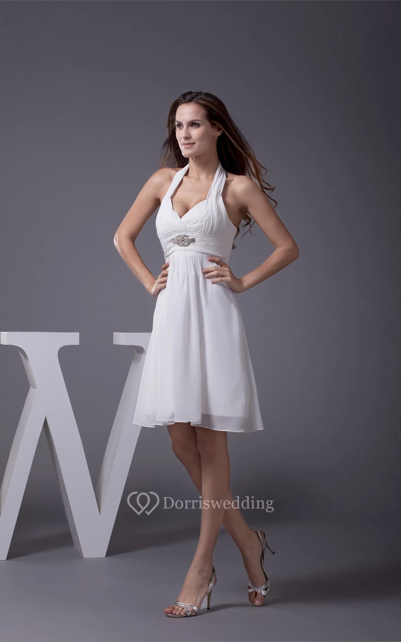 Vestido sin mangas hasta la rodilla con escote halter, corte en A, fruncido y abalorios. view 3