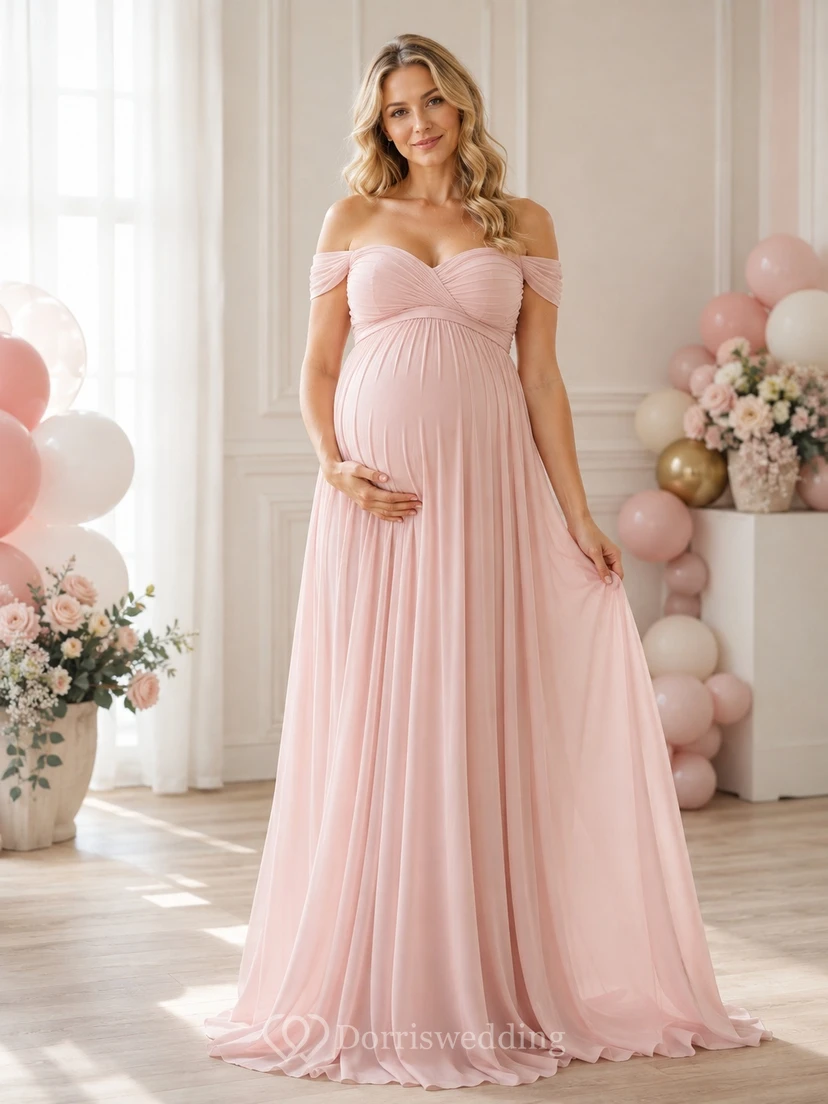 Romantisches, perlmuttrosa Chiffon-Umstandskleid mit schulterfreiem Ausschnitt, kurzen Ärmeln und Falten im Empire-Stil