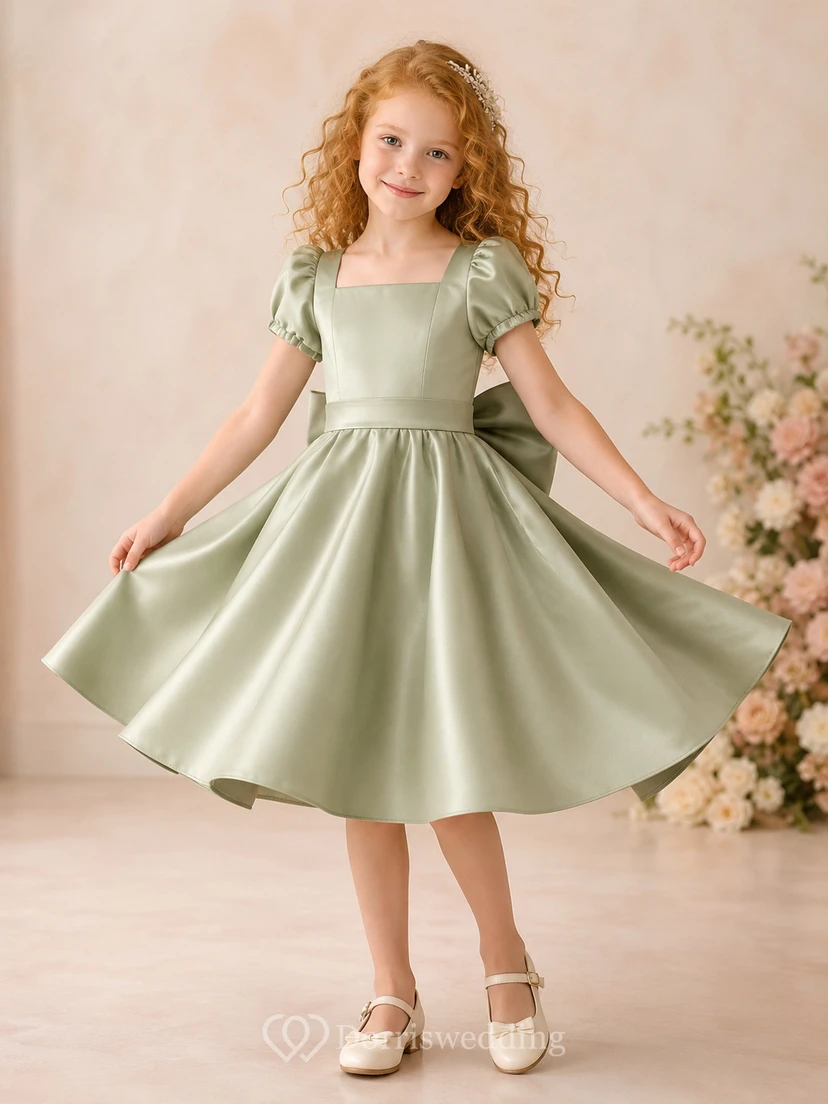 Robe moderne mi-longue trapèze pour demoiselle d'honneur, en satin sauge, manches bouffantes, nœud au dos et col carré, style champêtre.