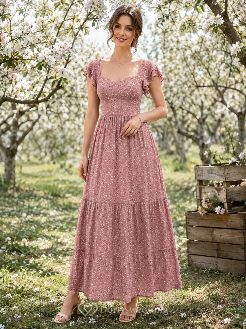 Robe mi-longue en mousseline rose poudré à volants, manches bouffantes à volants, coupe trapèze, col carré, à encolure carrée et imprimé floral à volants