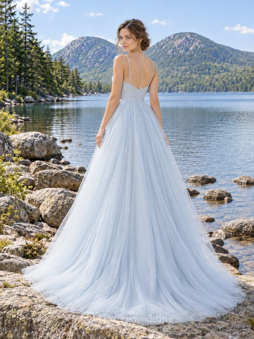Vestido de novia largo hasta el suelo, de corte A, con tirantes finos, escote corazón, sin mangas, tul fruncido y cintura fruncida, color azul cielo. view 2