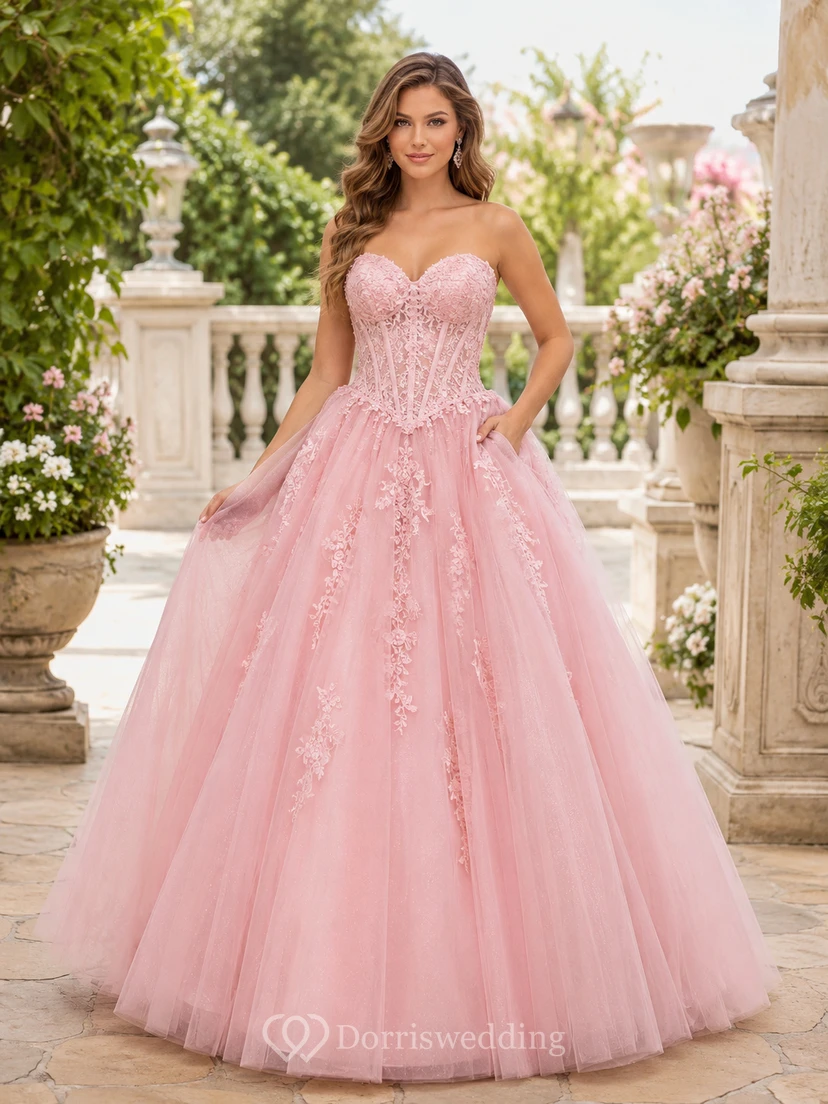 Robe de bal de princesse à corset en dentelle florale rose poudré, bustier sans bretelles à poche cachée et décolleté cœur, ornée de poches cachées et de fleurs.