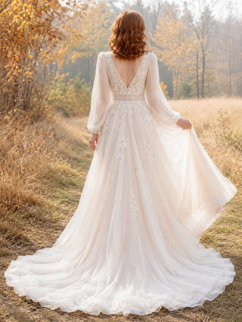 Vestido de novia bohemio de gasa y encaje, corte en A, escote en V, manga larga y cola larga. view 2