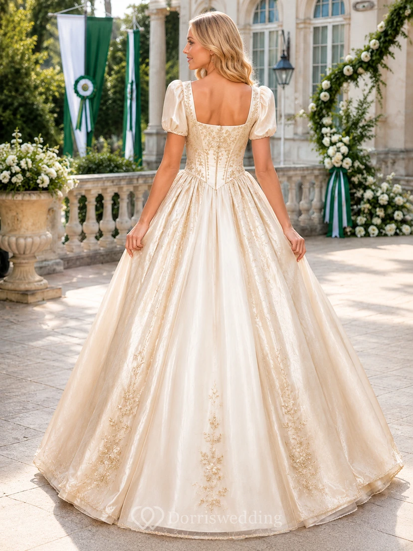Elegantes, champagnerfarbenes Ballkleid aus Spitze, bodenlang, mit eckigen Puffärmeln view 2