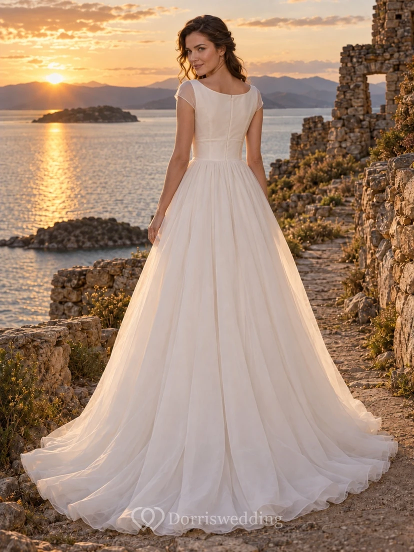 Vestido de novia de organza de corte A con escote barco, mangas cortas y falda fruncida. view 2