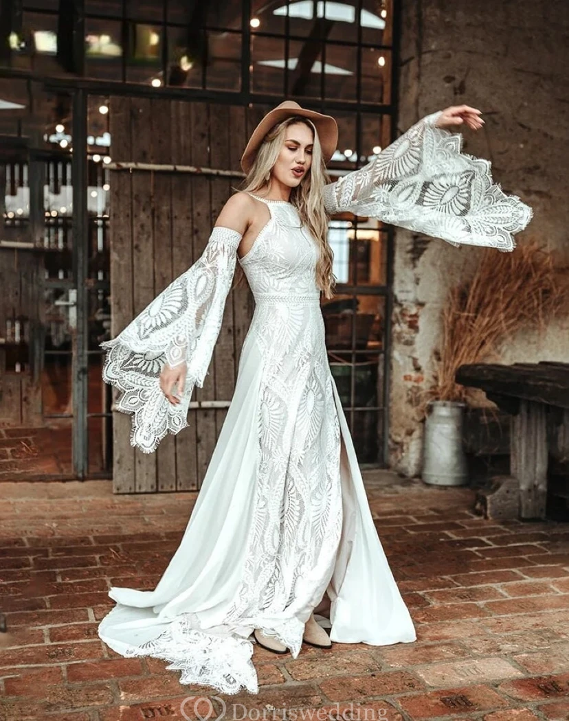 Robe de mariée bohème fourreau en dentelle fendue sur le devant, manches cloche, style champêtre view 5