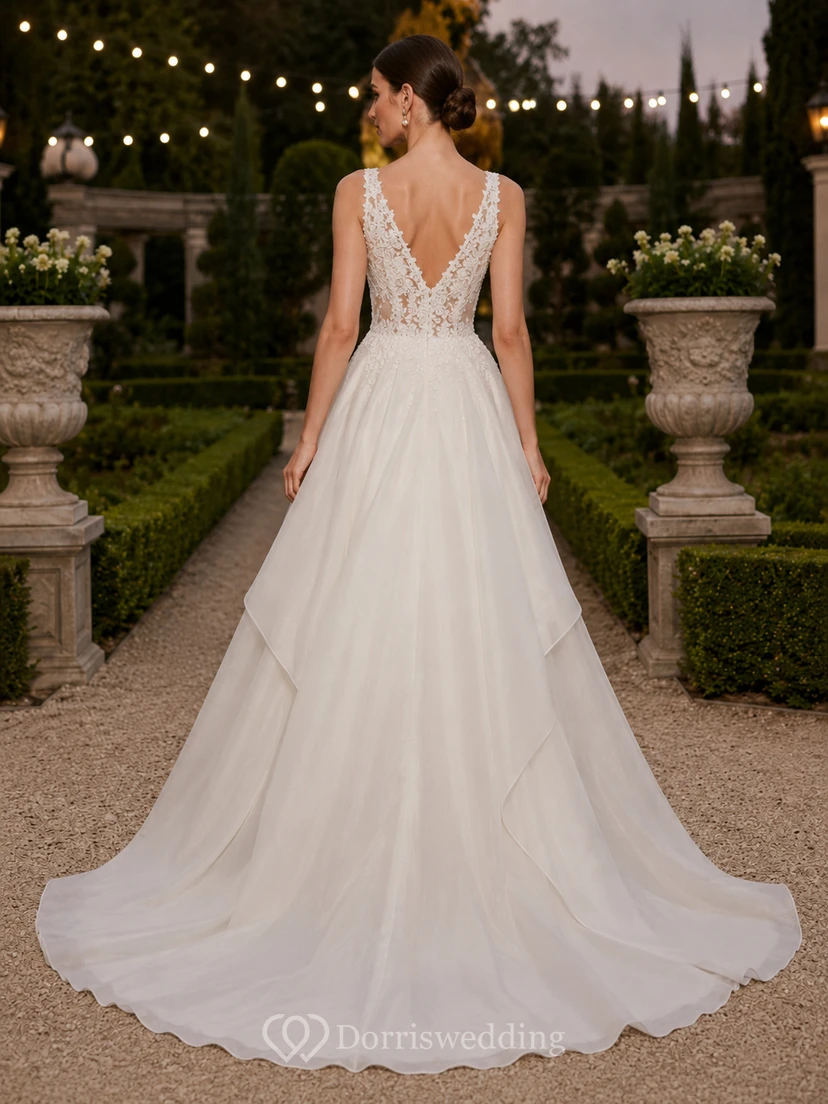 Robe de mariée asymétrique en dentelle à décolleté plongeant en V pour réception champêtre view 2