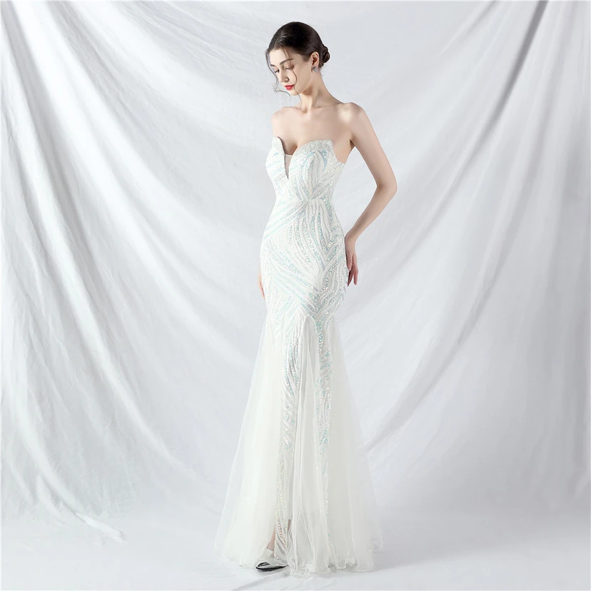 Schwer gearbeitetes, perlenbesetztes Abendkleid aus Netzgewebe mit superdichter Paillettenbesatz view 30