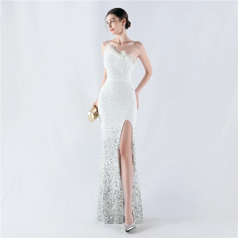 Robe de soirée longue à une épaule, ornée de plumes d'autruche, de perles et de sequins, avec col asymétrique et fente haute. view 5