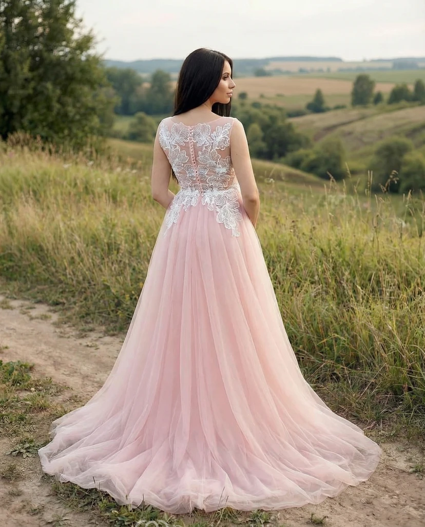 Robe de mariée de maternité en tulle rose avec corsage en dentelle illusion et traîne. view 2