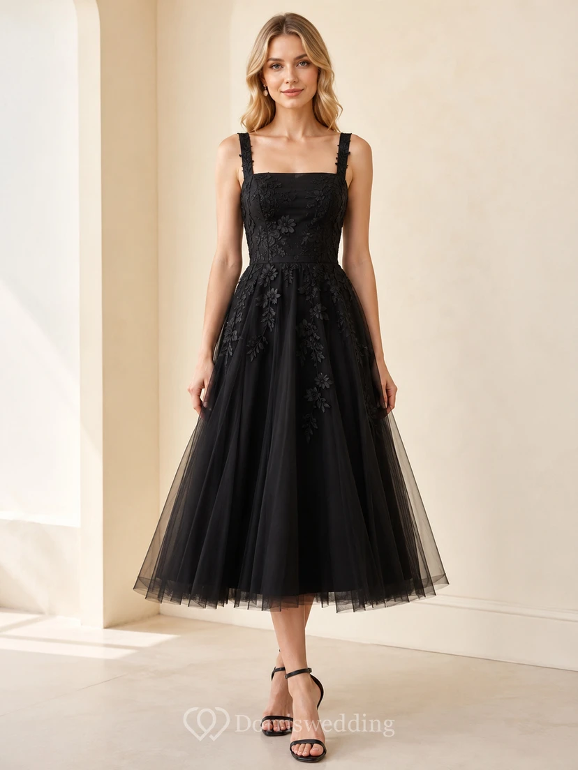 Vestido midi negro de corte A con escote cuadrado, apliques de encaje y tul para invitadas.