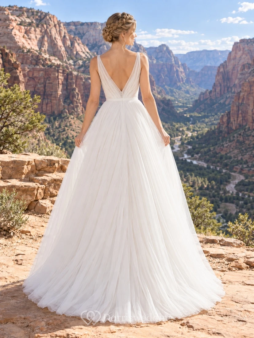 Schlichtes, schmal geschnittenes, gerafftes Brautkleid mit V-Ausschnitt, ärmellos, plissiertem Tüll in A-Linie und bodenlang view 2