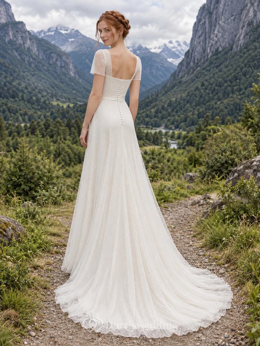 Vestido de novia sencillo de tul con escote cuadrado, corte en A, mangas cortas con lunares y cintura estrecha. view 2